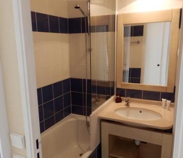 Giens Apartment | Elegant Parc de la Presqu'île with Pool & Private Beach