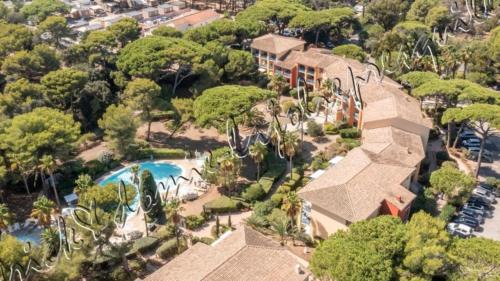 Giens Apartment | Elegant Parc de la Presqu'île with Pool & Private Beach