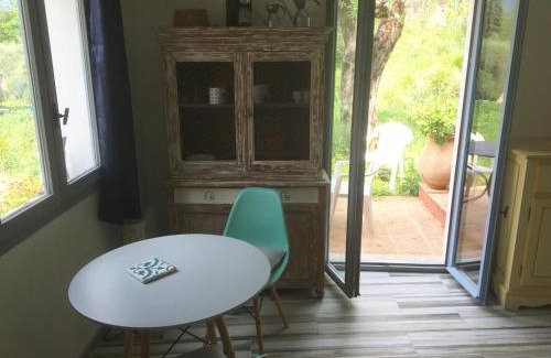 Tourrettes-sur-Loup Apartment | Charming Studio Retreat in Cozy Maisonnette with Pool
