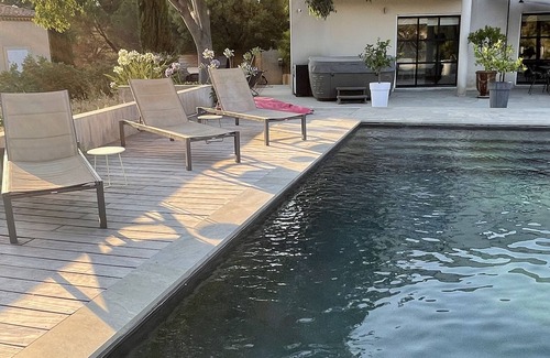 Tavel Villa | Architectural Villa with Pool & Spa Near Avignon