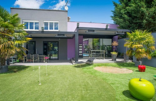 Pringy Villa | Elegant Loft Villa with Hot Tub in Pringy - 4-Star Retreat