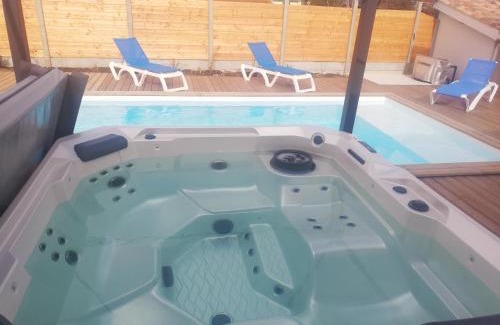 Biganos Villa | Relaxing Villa on Bassin d'Arcachon with Hot Tub & Pool