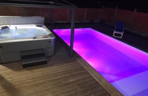 Biganos Villa | Relaxing Villa on Bassin d'Arcachon with Hot Tub & Pool