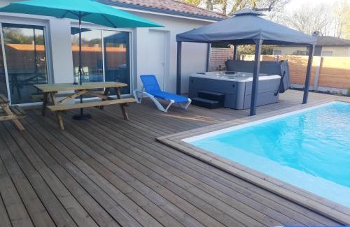 Biganos Villa | Relaxing Villa on Bassin d'Arcachon with Hot Tub & Pool