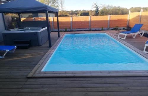 Biganos Villa | Relaxing Villa on Bassin d'Arcachon with Hot Tub & Pool