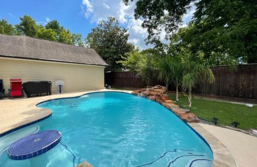 Humble House | Top-Rated N-E-G MAG Mini Mansion Near I-A-H Airport
