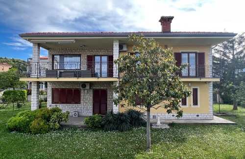 Izola Apartment | Magnolia Apartments: Family-Friendly Retreat, Rated 9.9/10