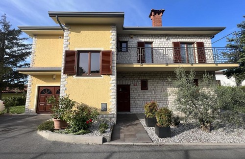 Izola Apartment | Magnolia Apartments: Family-Friendly Retreat, Rated 9.9/10