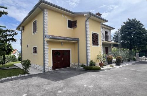 Izola Apartment | Magnolia Apartments: Family-Friendly Retreat, Rated 9.9/10