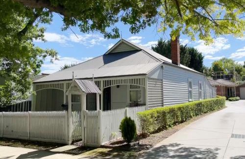 Healesville House | Beautiful Magnolia Cottage: Family-Friendly with Kitchen