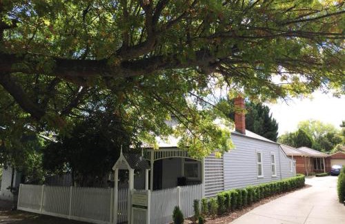 Healesville House | Beautiful Magnolia Cottage: Family-Friendly with Kitchen