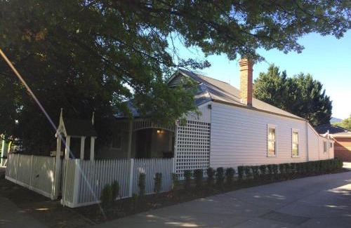 Healesville House | Beautiful Magnolia Cottage: Family-Friendly with Kitchen
