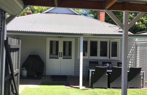 Healesville House | Beautiful Magnolia Cottage: Family-Friendly with Kitchen