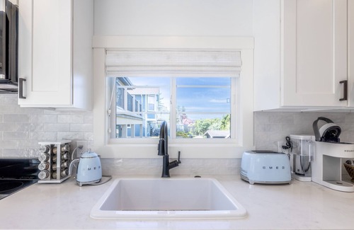 Alki Cottage | Cozy Magnolia Cottage with Ocean Views near Alki Beach