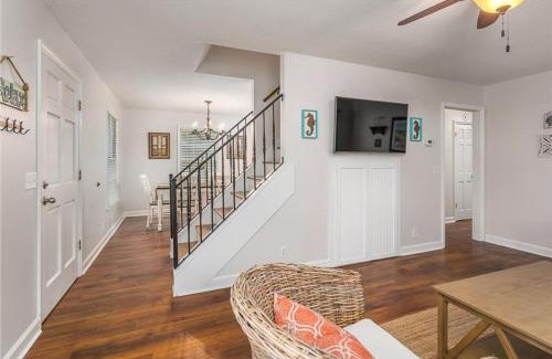 Saint Simons Island House | Cozy Stay at Magnolia Cottage - Pet and Child Friendly!