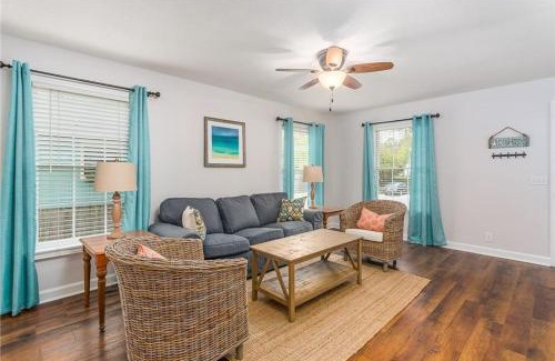 Saint Simons Island House | Cozy Stay at Magnolia Cottage - Pet and Child Friendly!