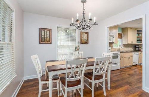 Saint Simons Island House | Cozy Stay at Magnolia Cottage - Pet and Child Friendly!