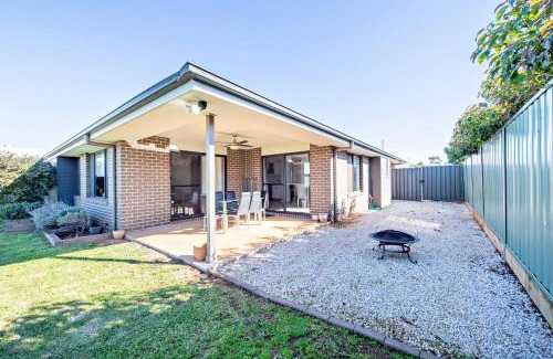 Dubbo House | Magnolia Entertainer: Cozy Firepit & Pet-Friendly Comfort