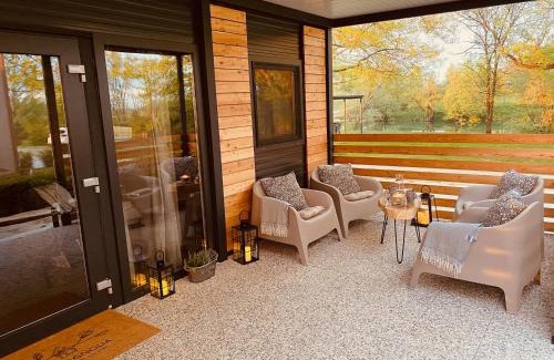 Metlika House | Magnolia House: Riverfront Retreat with Spa and Pool