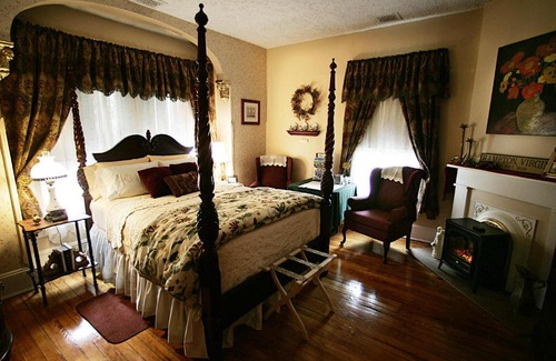 Downtown Bed & Breakfast | Magnolia House Inn: 4-Star Retreat with Breakfast & Hot Tub