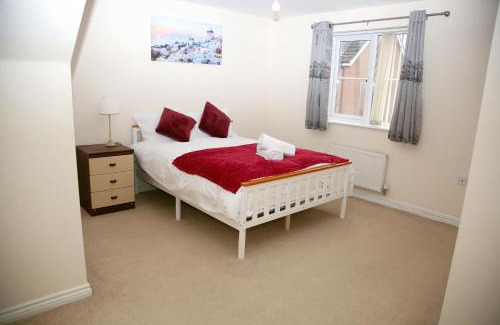 Norwich Villa | Magnolia Lodge: Eco-Friendly Retreat with Hot Tub Access