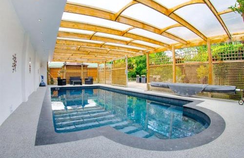 Camerton House | Magnolia Lodge: Guest Rated 10/10 with Pool & Pet Friendly