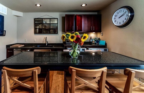 Waco Condo | Magnolia Market Hideaway: Pet-Friendly Retreat with Spa