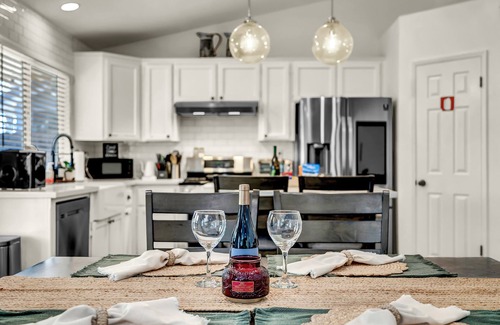 Hanford House | Valley Magnolia: Tranquil Retreat with Family-Friendly Amenities
