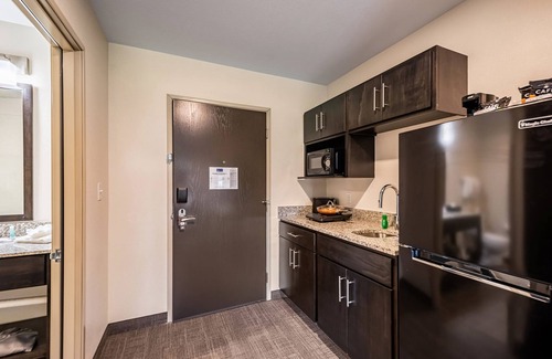 Fruitville Hotel | Experience Magnolia Pointe: Rated 9.2 with Pool & Spa
