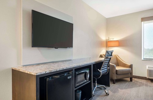 Fruitville Hotel | Experience Magnolia Pointe: Rated 9.2 with Pool & Spa
