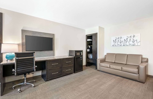 Fruitville Hotel | Experience Magnolia Pointe: Rated 9.2 with Pool & Spa