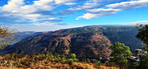 Panchgani Villa | Magnum Villa: Family-Friendly with Pool & Pet Welcome