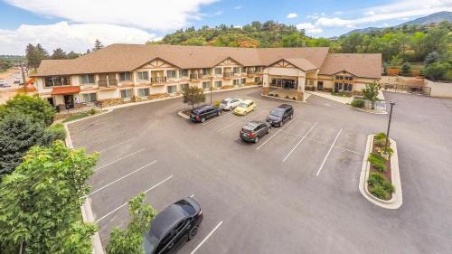 Manitou Springs Hotel | Discover Magnuson Grand Pikes Peak: Family-Friendly Retreat