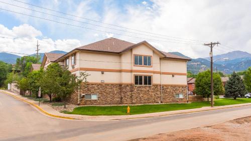 Manitou Springs Hotel | Discover Magnuson Grand Pikes Peak: Family-Friendly Retreat