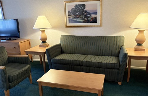 Escanaba Hotel | Ideal Stay at Magnuson Grand Pioneer Inn & Suites