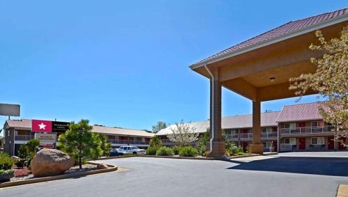 Manitou Springs Hotel | Cozy Magnuson Hotel Manitou Springs with Pool & Breakfast