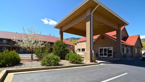 Manitou Springs Hotel | Cozy Magnuson Hotel Manitou Springs with Pool & Breakfast