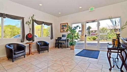 Manitou Springs Hotel | Cozy Magnuson Hotel Manitou Springs with Pool & Breakfast