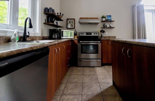 Magog Apartment | Discover Magog: Perfect Retreat by Lake and Mountain