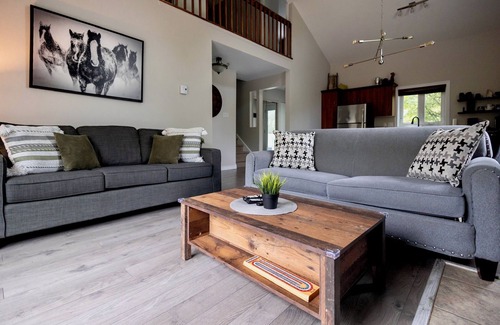 Magog Apartment | Discover Magog: Perfect Retreat by Lake and Mountain