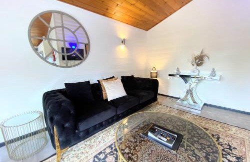 Warminster House | Relaxing Retreat at Magpie 2 with Hot Tub & Pet Friendly