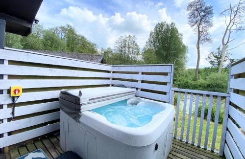 Warminster House | Relaxing Retreat at Magpie 2 with Hot Tub & Pet Friendly