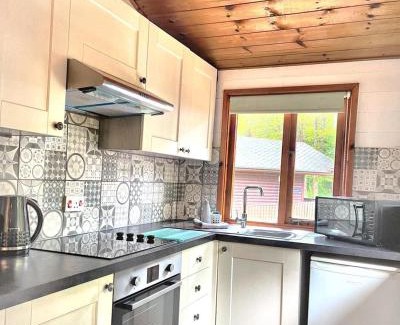 Warminster House | Relaxing Retreat at Magpie 2 with Hot Tub & Pet Friendly