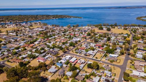 Paynesville House | Magpie Cottage: Pet and Child Friendly Retreat