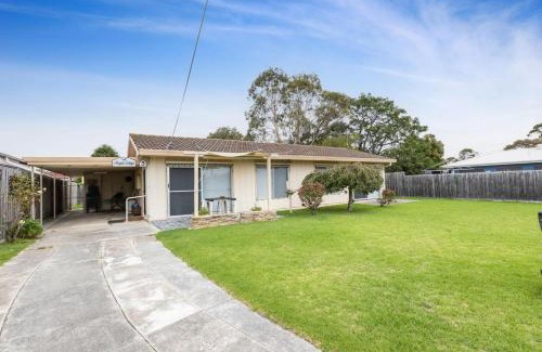 Paynesville House | Magpie Cottage: Pet and Child Friendly Retreat