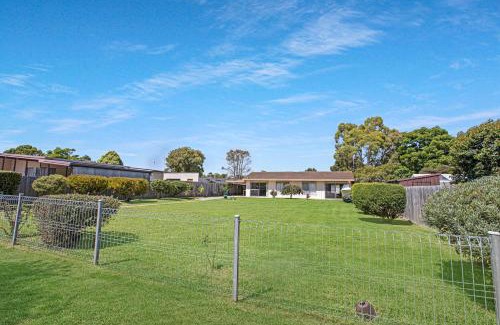 Paynesville House | Magpie Cottage: Pet and Child Friendly Retreat