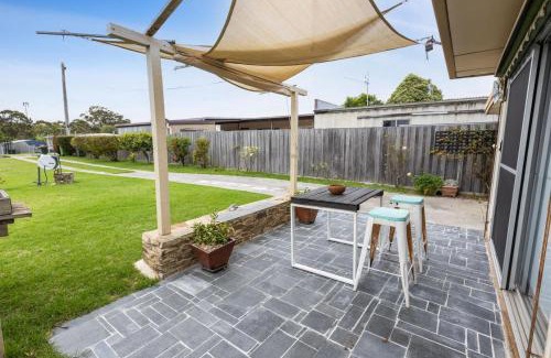 Paynesville House | Magpie Cottage: Pet and Child Friendly Retreat