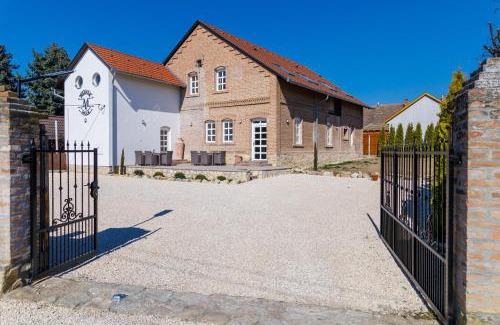 Boly Bed & Breakfast | Discover Magtár Villa: 9.3/10 Rated with Oceanfront Bliss
