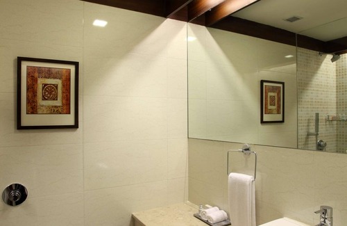 Vaishali Hotel | Comfortable Stay at Mahagun Sarovar Portico Suites