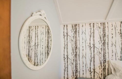 Central Lake House | Stylish Mahaney Suite at BW Boutique Hotel - Rated 8.6/10
